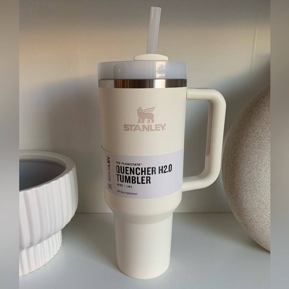 THE QUENCHER H2.0 FLOWSTATE™ TUMBLER | 40 OZ (CREAM) STANLEY CUP